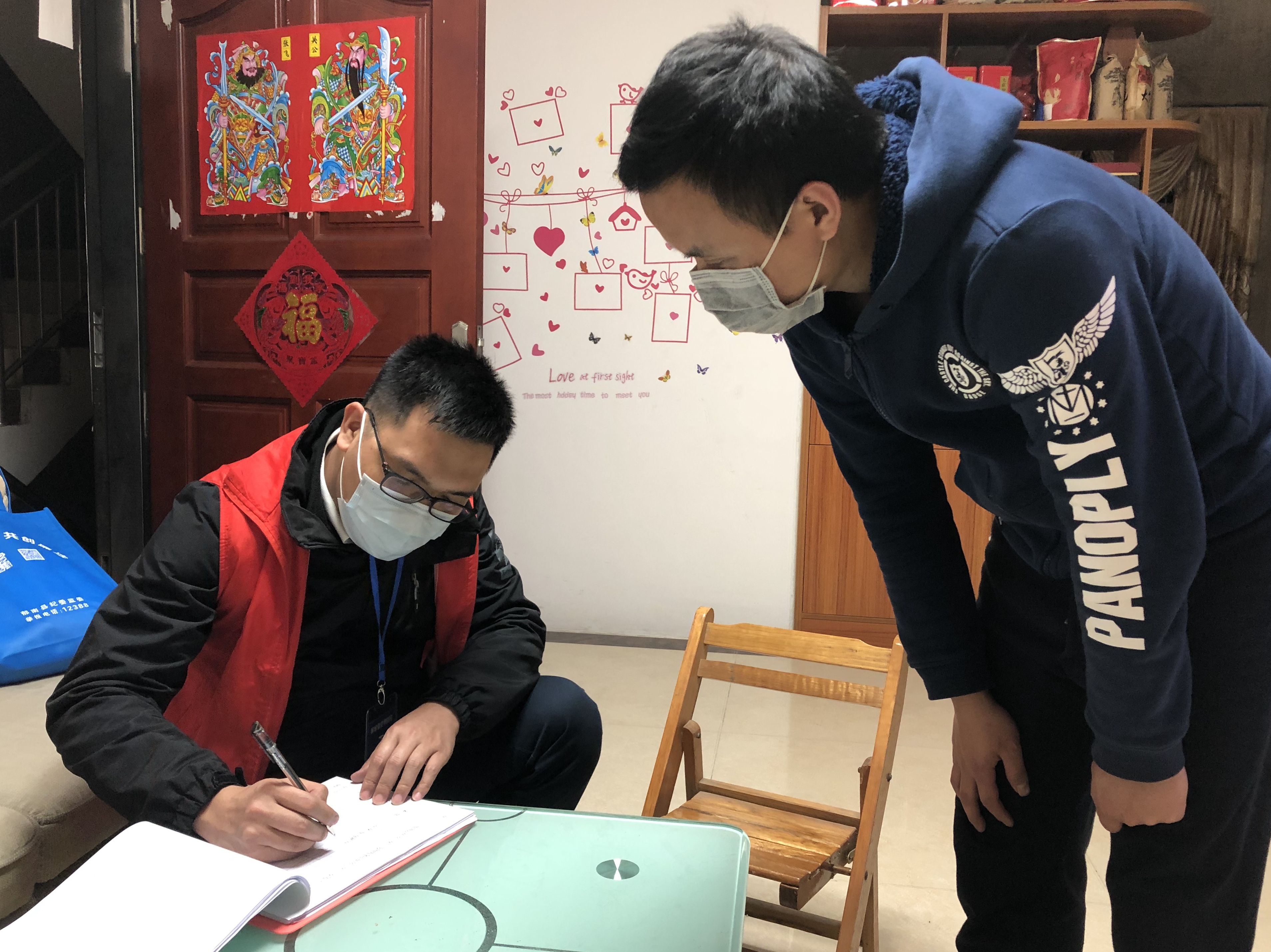 賴榮堅同志正在入戶排查認真登記信息.jpg